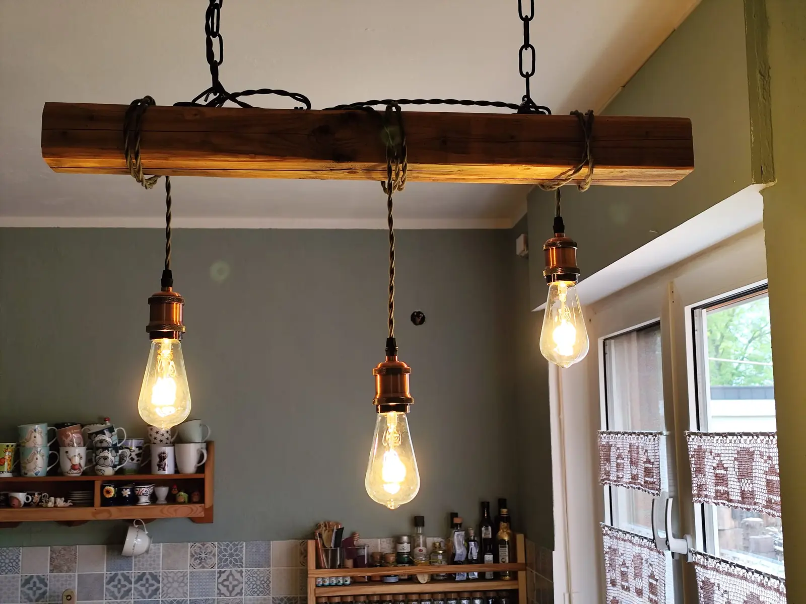 Deckenlampe über dem Küchentisch